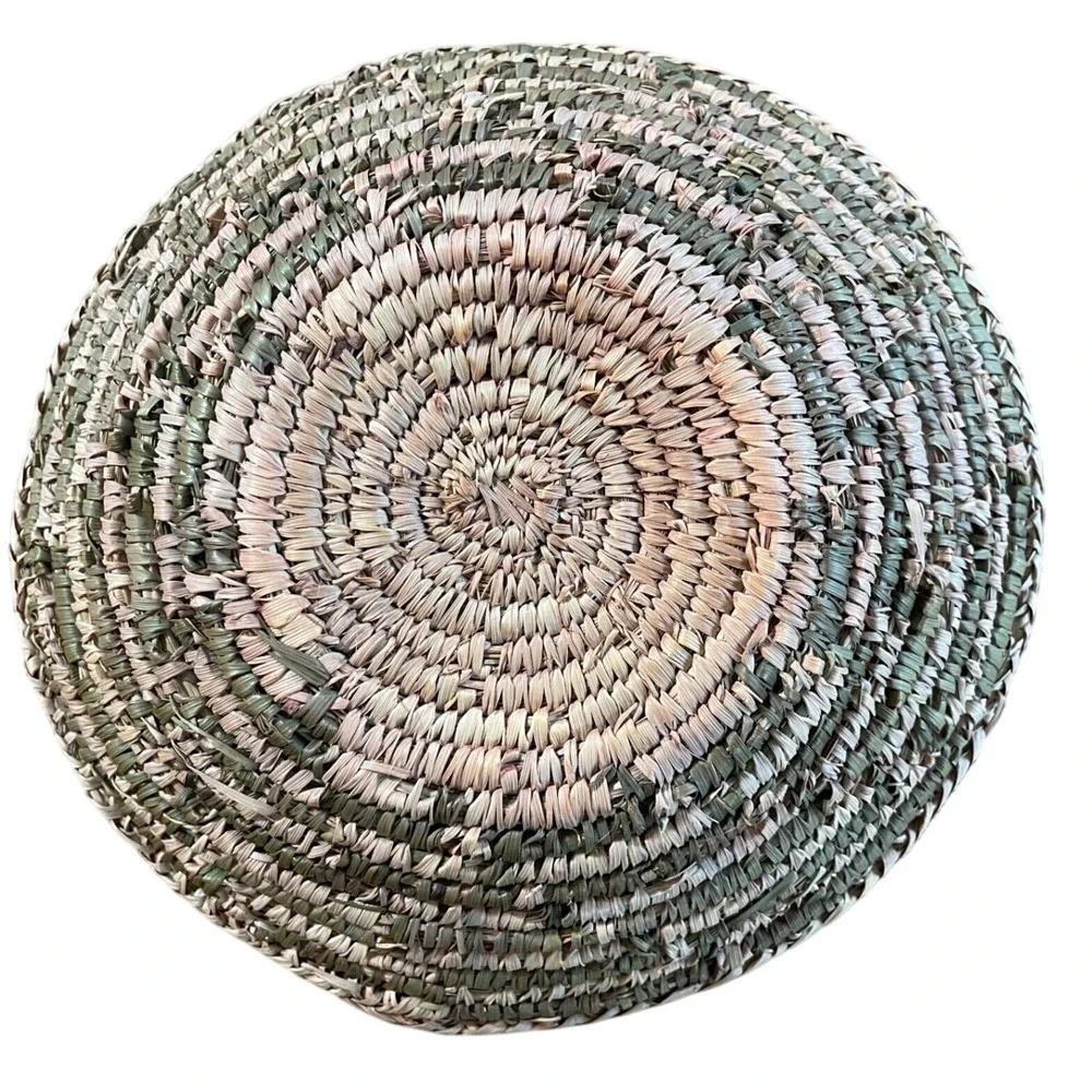 Vintage Handmade Coiled Sweetgrass Basket Bowl Sage Green Tan Decorative Tray 8